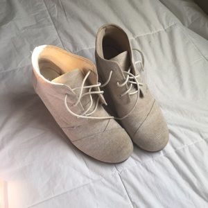 Size 9 and half boot heel. Worn only once.